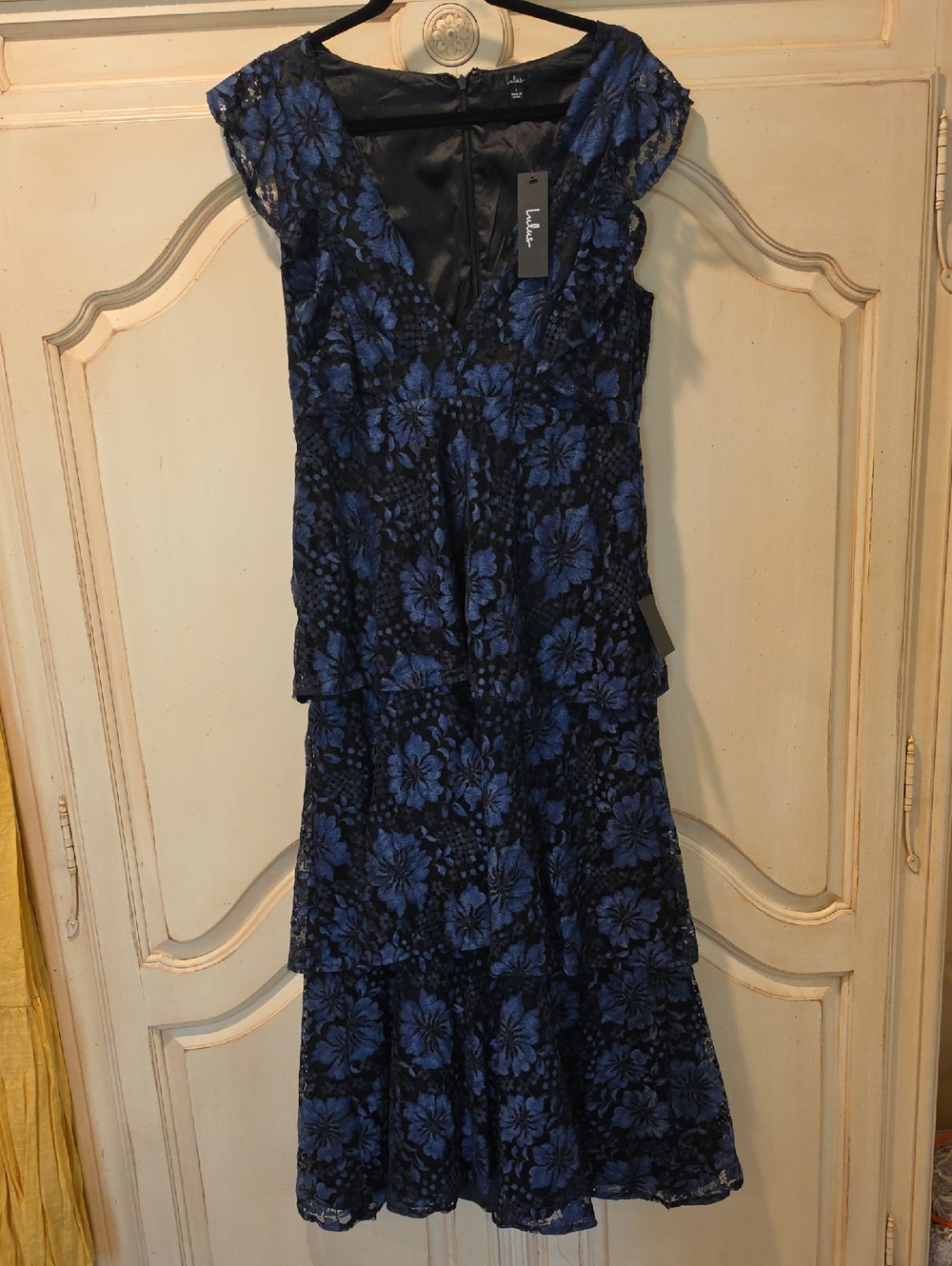 Lulu's Navy and Black Floral Lace Tiered V‑Neck Midi Dress